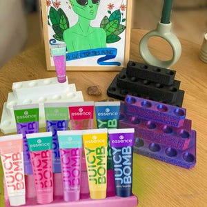 Displaystandaard voor lipgloss van Juicy Bombs – Stijlvolle opberg- en presentatiestandaard in verschillende maten en kleuren.