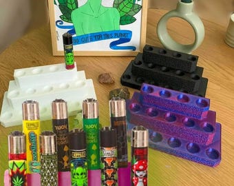 Schlichter Clipper Display Ständer – in verschiedenen Farben und Größen | Perfekt zur Präsentation deiner Feuerzeugsammlung