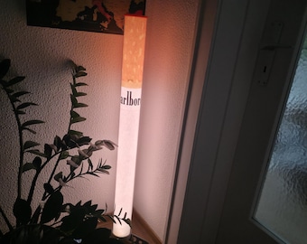 Kultige Zigaretten Stehlampe 100 cm - Dimmbar - Designlampe aus Acrylglas – Wahl zwischen 3 Designs – Deko für Man Cave, Gaming & Wohnzimmer