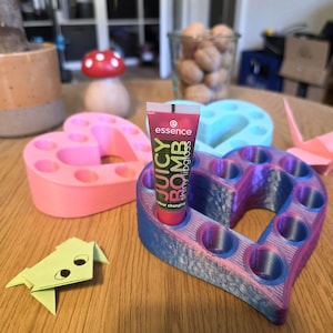 Puede incluir: Un juego de tres tazas de cerámica con un acabado mate moteado. Las tazas son en tonos crema, gris claro y gris oscuro. Cada taza tiene un diseño simple y minimalista y un asa redondeada.