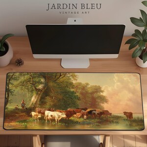 Könnte beinhalten: Rechteckiges Mousepad mit einem Vintage-Landschaftsbild von Kühen in einem Bach. Das Kunstwerk zeigt eine Gruppe von Kühen, Bäumen und Figuren. Der Text "JARDIN BLEU VINTAGE ART" befindet sich oben.