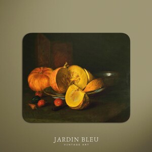 Könnte beinhalten: Stilleben-Gemälde mit orangefarbenen Kürbissen und einem aufgeschnittenen Kürbis auf einem Teller. Rote Beeren und kleines Gemüse sind darum herum angeordnet. Das Kunstwerk ist signiert "JARDIN BLEU VINTAGE ART".