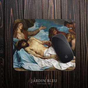 Könnte beinhalten: Ein rechteckiges Mauspad mit einem Vintage-Gemälde mit Figuren und einer schwarzen Computermaus. Auf dem Mauspad steht der Text "JARDIN BLEU VINTAGE ART". Die Maus ist schwarz mit einem silbernen Apple-Logo.