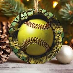 Pode incluir: Uma bola de softball amarela com costuras vermelhas é mostrada rompendo uma parede rachada, verde e marrom. A bola de softball é um enfeite de Natal.