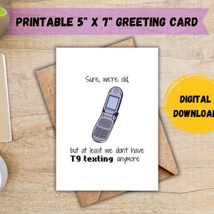 Puede incluir: Una tarjeta de felicitación imprimible de 12,7 cm x 17,8 cm con fondo blanco y texto negro. La tarjeta presenta una imagen de dibujos animados de un teléfono plegable con el texto "Claro, somos viejos, pero al menos ya no tenemos que usar T9 para enviar mensajes de texto."