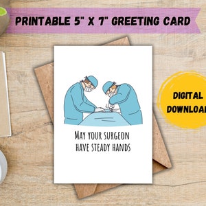 Pode incluir: Um cartão de felicitações imprimível de 12,7 cm x 17,8 cm com uma ilustração de desenho animado de dois cirurgiões operando um paciente. O cartão diz "Que o seu cirurgião tenha mãos firmes".