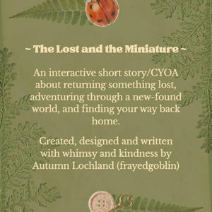 Op de afbeelding: Een groene achtergrond met varen- en bladerillustraties, een lieveheersbeestjessticker en de tekst "The Lost and the Miniature". De tekst beschrijft een interactief kort verhaal over het terugbrengen van iets verloren en het vinden van de weg terug naar huis.