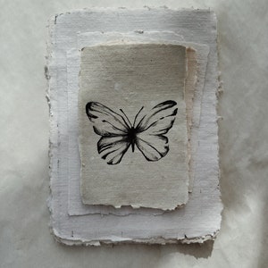 Stampa su carta con bordi frastagliati / Carta riciclata con bordi frastagliati naturali