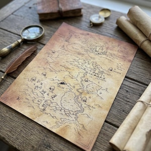 Op de afbeelding: Een rechthoekige perkamenten kaart met een sepia-afwerking, voorzien van handgetekende illustraties van bergen, bossen, kastelen en diverse oriëntatiepunten. De kaart bevat handgeschreven labels zoals Garp Hill, Freaky Bum en Twiskren.