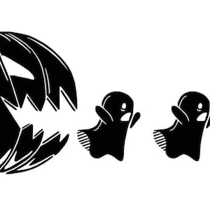 Könnte beinhalten: Eine Schwarzweißillustration einer ausgehöhlten Kürbislaterne mit weit offenem Mund, die drei Geister verfolgt. Die Geister sind weiß mit schwarzen Augen und Mündern.