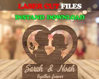 Può includere: Decorazione a forma di cuore in legno tagliato al laser con le sagome di una coppia, con i nomi "Sarah & Noah" e la frase "together forever" incisi sulla base. Il design include una rosa e il testo "SVG - DXF - EPS - PNG LASER CUT FILES INSTAND DOWNLOAD".