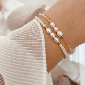 Beautiful bracelet with delicate shiny pearls elastic image 1