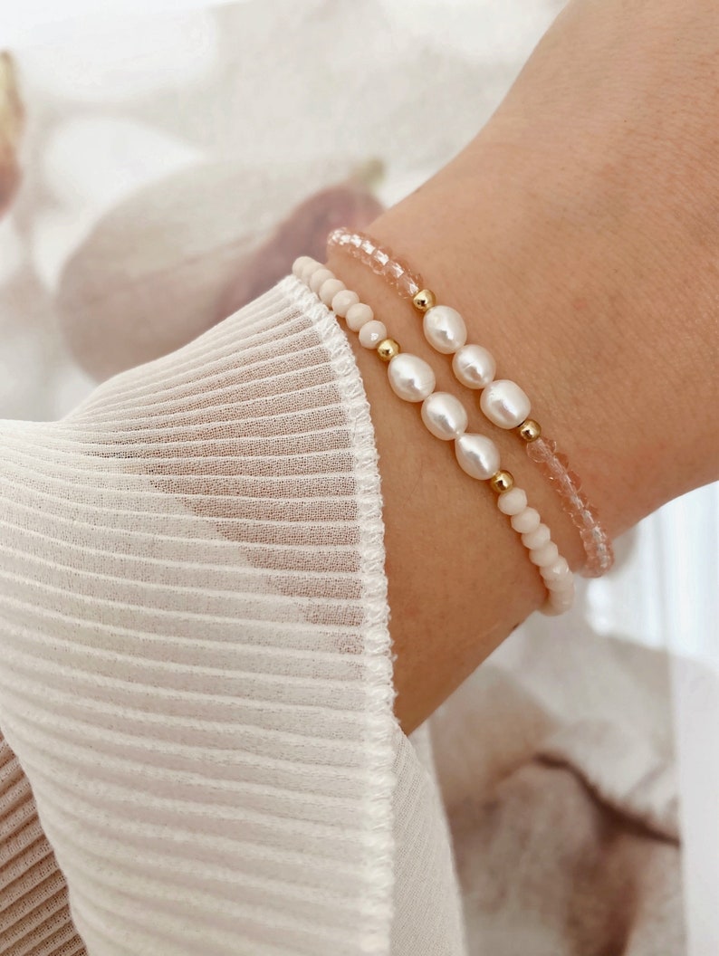 Beautiful bracelet with delicate shiny pearls elastic image 1