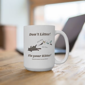 Peut inclure: Une tasse à café en céramique blanche avec un chat de dessin animé brun qui s'enfuit d'oiseaux avec le texte "Don't Litter!" et "Fix your Kitter! Spay & neuter to save lives!"