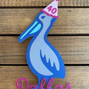 Decorazione per torta di compleanno a forma di pellicano! Personalizzata con cappello e nome! Disponibile in una varietà di colori!