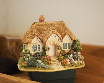 Lilliput Lane L2629 Little Shambles Figurine : Amazon.co.uk