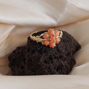 9ct Gold Coral Ring: Floral Motif, Ornate Goldwork