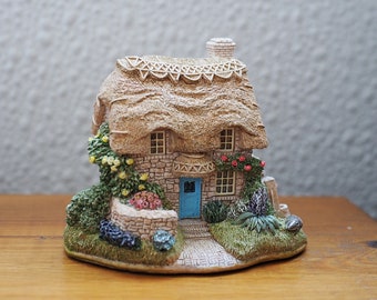 置物 Lilliput Lane Little Shambles L2629 Lilliput Lane L2629 Little Shambles Figurine : Amazon.co.uk