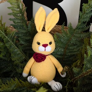Peluche coniglietto giallo Idea regalo di Pasqua fatta a mano per bambini Idea per la decorazione della cameretta del bambino con bambola coniglio personalizzata