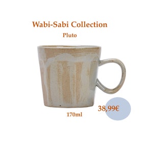 Peut inclure: Mug en céramique beige de la collection Wabi-Sabi, nommé Pluto. Le mug a une capacité de 170 ml. Il présente une anse arrondie et un design texturé unique avec des rayures verticales.
