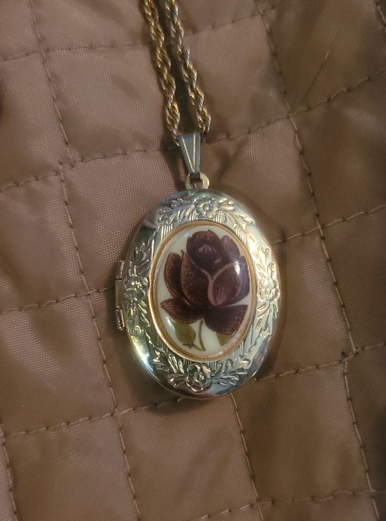 Vintage Rose Locket Gold Tone UV reactive zdjęcie 3