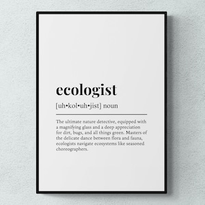 Può includere: Stampa tipografica in bianco e nero con la definizione della parola "ecologista". La definizione recita: "Il detective della natura per eccellenza, equipaggiato con una lente d'ingrandimento e una profonda apprezzamento per la terra, gli insetti e tutto ciò che è verde. Maestri della danza delicata tra flora e fauna, gli ecologisti navigano negli ecosistemi come coreografi esperti."