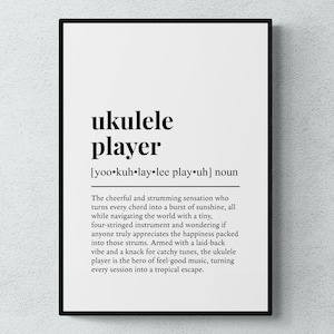 Könnte beinhalten: Schwarz-weißes druckbares Wandbild mit einer Definition des Wortes "Ukulele-Spieler". Die Definition beschreibt den Ukulele-Spieler als eine fröhliche und klimpernde Persönlichkeit, die jeden Akkord in einen Sonnenschein verwandelt.