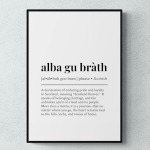 Puede incluir: Un cartel enmarcado con la frase "alba gu bràth" en negrita y en color negro. Debajo, se muestra la pronunciación fonética y la palabra "Scottish". El texto describe el significado de la frase: orgullo y lealtad duraderos a Escocia.