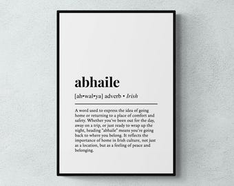 Op de afbeelding: Zwart-witte printbare wandkunst met het Ierse woord "abhaile" gedefinieerd als een bijwoord dat "naar huis gaan" betekent. De definitie legt de betekenis van het woord uit als een gevoel van vrede en geborgenheid.