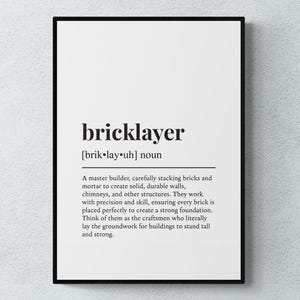 Könnte beinhalten: Schwarzweißes druckbares Wandbild mit der Definition des Wortes "Maurer". Die Definition lautet: "Ein Meisterbauer, der sorgfältig Steine und Mörtel stapelt, um solide, dauerhafte Wände, Schornsteine und andere Bauwerke zu schaffen. Sie arbeiten mit Präzision und Können und stellen sicher, dass jeder Stein perfekt platziert wird, um ein starkes Fundament zu schaffen. Stellen Sie sich sie als die Handwerker vor, die buchstäblich den Grundstein für Gebäude legen, damit sie hoch und stabil stehen."