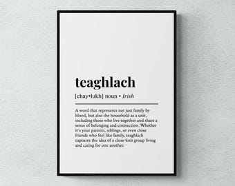 Op de afbeelding: Zwart-witte printbare wandkunst met het Ierse woord "teaghlach", gedefinieerd als een hechte groep die samenleeft en voor elkaar zorgt.