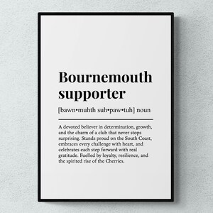 Può includere: Stampa incorniciata in nero con le parole "Bournemouth supporter" in grassetto. La definizione include la pronuncia fonetica e una descrizione di un devoto sostenitore della squadra.