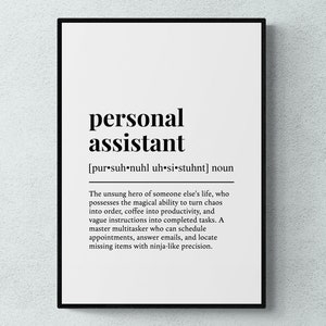 Op de afbeelding: Een zwart-witte printbare poster met een definitie van het woord "persoonlijke assistent". De definitie luidt: "De ongezongen held in het leven van iemand anders, die de magische kracht bezit om chaos om te zetten in orde, koffie in productiviteit en vage instructies in voltooide taken. Een meester in multitasking die afspraken kan plannen, e-mails kan beantwoorden en ontbrekende items kan vinden met ninja-achtige precisie."