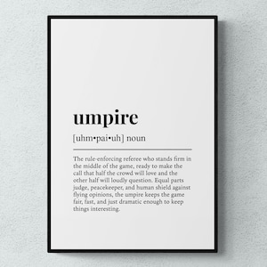 Könnte beinhalten: Schwarz-weißes Typografie-Druckbild mit dem Wort "umpire" definiert als "der regelgebende Schiedsrichter, der im Mittelpunkt des Spiels fest steht, bereit, den Entscheid zu treffen, den die eine Hälfte der Zuschauer lieben wird und die andere Hälfte laut in Frage stellen wird. Er ist gleichermaßen Richter, Friedensstifter und menschlicher Schutzschild gegen fliegende Meinungen, der Schiedsrichter hält das Spiel fair, schnell und gerade so dramatisch, dass es spannend bleibt."