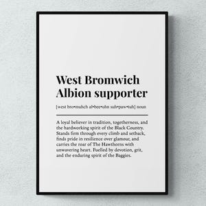 Può includere: Stampa incorniciata in nero con la scritta "West Bromwich Albion supporter". La definizione descrive lo spirito e i valori della squadra, su sfondo bianco.