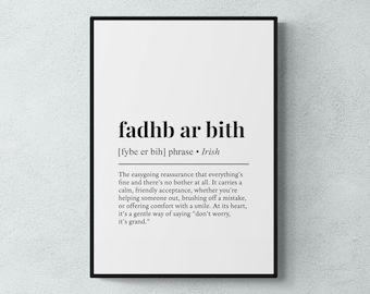 Op de afbeelding: Zwart ingelijste print met de Ierse uitdrukking "fadhb ar bith" in een vetgedrukte lettertype. De definitie van de zin staat eronder geschreven. De achtergrond is wit.