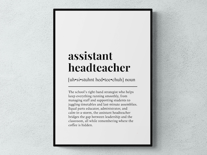 Peut inclure: Impression encadr&eacute;e en noir avec le mot &laquo; assistant headteacher &raquo; en gras. La prononciation phon&eacute;tique est indiqu&eacute;e en dessous. Le texte d&eacute;crit le r&ocirc;le d'un assistant principal.