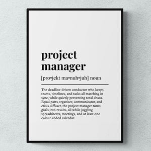 以下が含まれることがあります： 黒いフレームに入ったプリントで、太字の黒いフォントで「project manager」という言葉が書かれています。このプリントには、発音記号と、チームやタイムラインの管理など、役割の責任を説明する定義が含まれています。