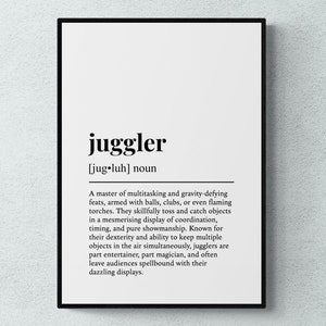 Puede incluir: Una impresión enmarcada con la definición de "juggler" en texto negro sobre un fondo blanco. La definición describe las habilidades y el espectáculo de un malabarista. El marco es negro y la impresión se muestra contra una pared gris claro.