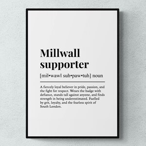 Peut inclure: Impression encadrée en noir et blanc avec l'inscription "Millwall supporter". Le texte décrit un fervent croyant. Idéal pour les fans de football et pour la décoration intérieure.