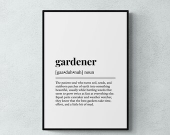 Puede incluir: Una lámina de arte mural rectangular en un marco negro que presenta una definición de diccionario de la palabra gardener. El texto incluye la pronunciación fonética, la clasificación como sustantivo y un párrafo descriptivo sobre la jardinería.