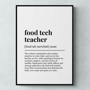 Könnte beinhalten: Gerahmter Druck mit den Worten "food tech teacher" in schwarzer Schrift. Die Definition beschreibt die Rolle eines Kochlehrers, einschließlich Kochen, Backen und Küchenhygiene. Der Druck befindet sich auf weißem Hintergrund.
