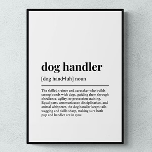 Può includere: Stampa incorniciata con la definizione di "dog handler" in testo nero su sfondo bianco. La definizione include la pronuncia della parola e una descrizione del ruolo.