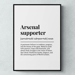 Pode incluir: Impressão emoldurada em preto com a frase "Arsenal supporter" em negrito. Abaixo, uma definição descreve um crente apaixonado pela tradição e pela beleza do jogo. O fundo é branco.