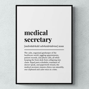Può includere: Stampa incorniciata in nero con la scritta "medical secretary" in grassetto. Include una definizione del ruolo, che descrive le responsabilità come la gestione degli appuntamenti e delle cartelle cliniche.