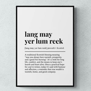 Puede incluir: Un estampado enmarcado en negro con la frase escocesa "lang may yer lum reek" en negrita. El texto va acompañado de una explicación de su significado. Un artículo decorativo para el hogar.