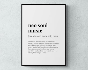 Puede incluir: Impresión enmarcada con las palabras "neo soul music" en negrita, fuente sans-serif. Debajo, la pronunciación fonética y una definición del género musical. El marco es negro.