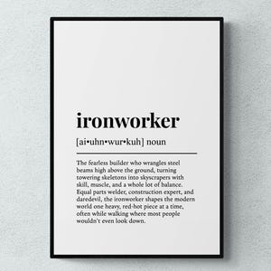 Puede incluir: Un póster imprimible en blanco y negro con la definición de la palabra "ironworker". La definición dice: "El constructor intrépido que maneja vigas de acero en lo alto, convirtiendo esqueletos imponentes en rascacielos con habilidad, músculo y mucho equilibrio. A partes iguales soldador, experto en construcción y temerario, el trabajador del hierro da forma al mundo moderno, una pieza pesada y al rojo vivo a la vez, a menudo caminando por donde la mayoría de la gente ni siquiera miraría hacia abajo."