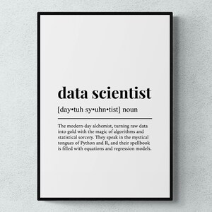 Pode incluir: Uma impressão de parede retangular numa moldura preta com fundo branco e texto preto. O texto define data scientist como um alquimista moderno, mencionando Python, R, algoritmos, feitiçaria estatística, equações e modelos de regressão.