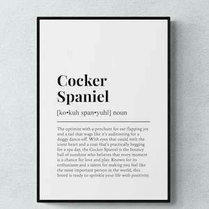Puede incluir: Arte de pared imprimible en blanco y negro con una definición de la palabra "Cocker Spaniel". La definición describe la raza como un optimista con una inclinación por la alegría de las orejas que se agitan y una cola que mueve como si estuviera haciendo una audición para un concurso de baile de perros.